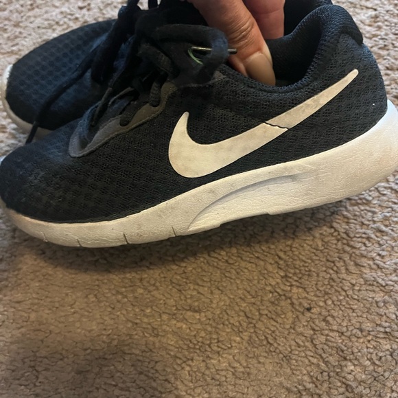 Little kids Nike running shoes - Picture 4 of 6